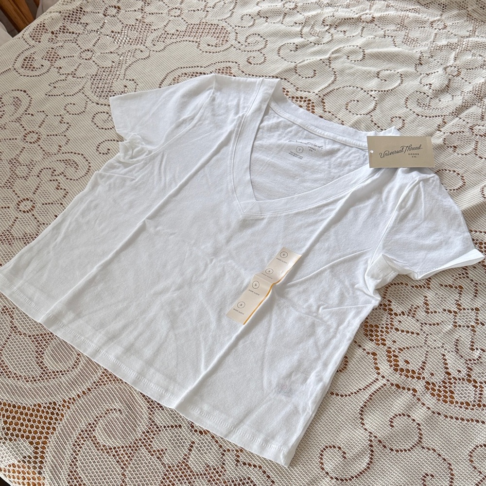Universal Thread White V-Neck Short Sleeve Tee cropped - Picture 3 of 4